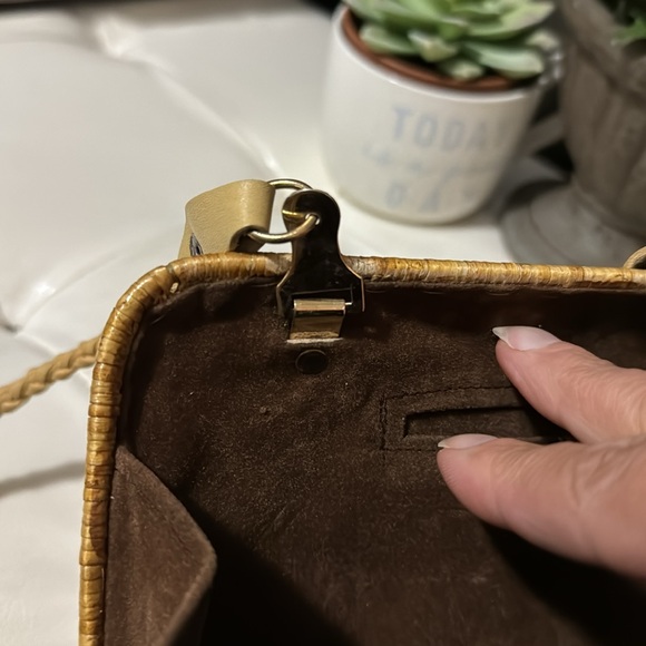 Gorgeous Vintage Bag-Tan Natural Fiber Exterior-Turn Lock Closure - Picture 13 of 16